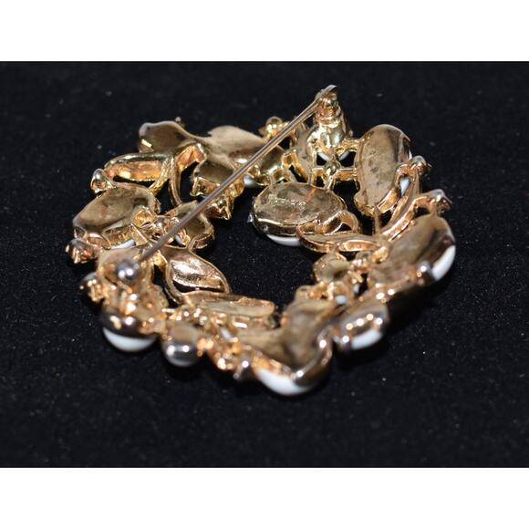 Vintage Crown TRIFARI Gold Tone & White Pebble Beach Lucite Flower Wreath Brooch - Picture 7 of 8